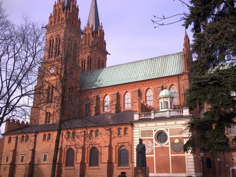Katedra-NMP we Włocławku ze słynnym zegarem słonecznym